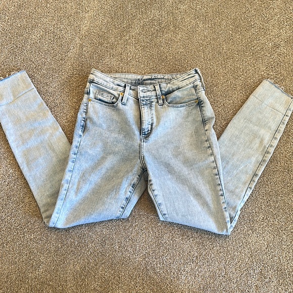 Universal Thread Light Wash High Waisted Jeans - Picture 2 of 4